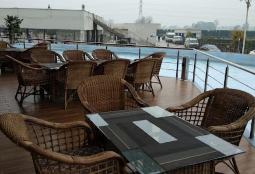 هتل Titanic Resort Faisalabad