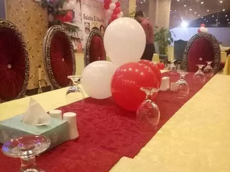 هتل Titanic Resort Faisalabad