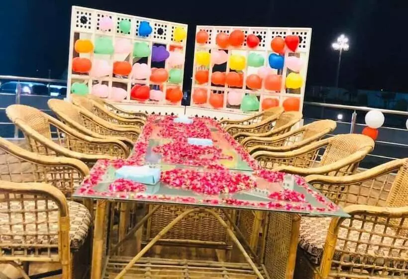 هتل Titanic Resort Faisalabad