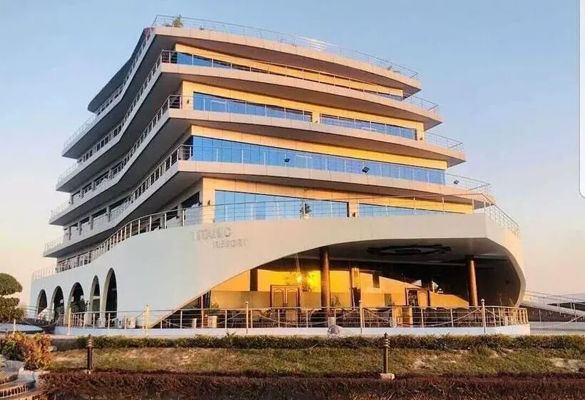 هتل Titanic Resort Faisalabad