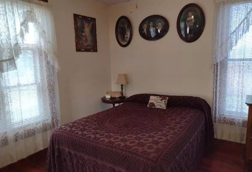 Aamiaismajoitus (B&B) Quiet Full Size Bed Close To Town 420 Friendly