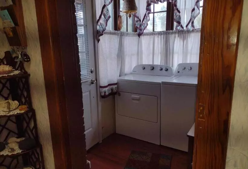 Aamiaismajoitus (B&B) Quiet Full Size Bed Close To Town 420 Friendly