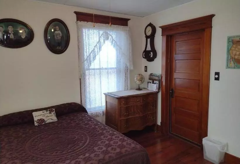 Aamiaismajoitus (B&B) Quiet Full Size Bed Close To Town 420 Friendly