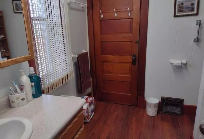 Aamiaismajoitus (B&B) Quiet Full Size Bed Close To Town 420 Friendly