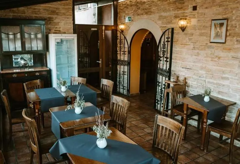 فندق ريفى Hospedería Ballesteros