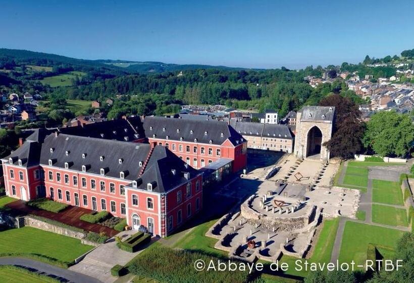 تختخواب و صبحانه La Pierre Du Diable