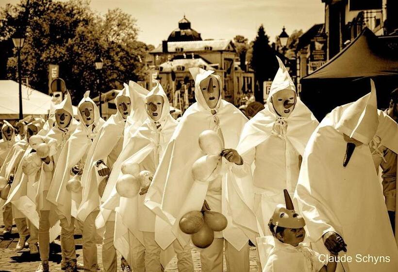 تختخواب و صبحانه La Pierre Du Diable