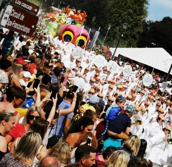 تختخواب و صبحانه La Pierre Du Diable