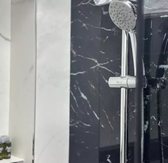 ホテル Rritja E Koranit