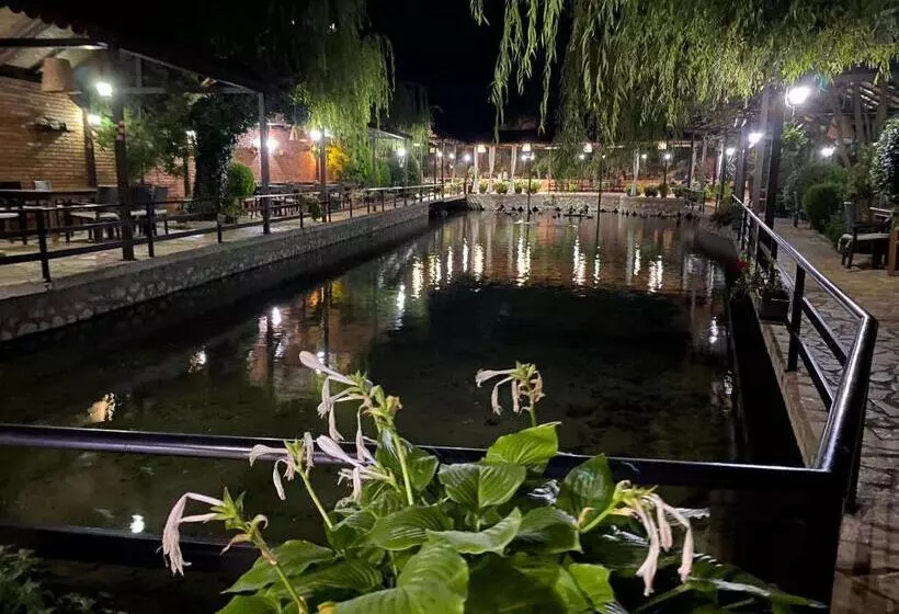 ホテル Rritja E Koranit