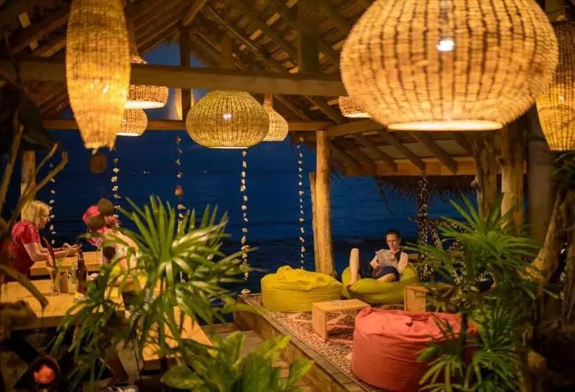 Backpack Beach Hostel & Reggae Bar