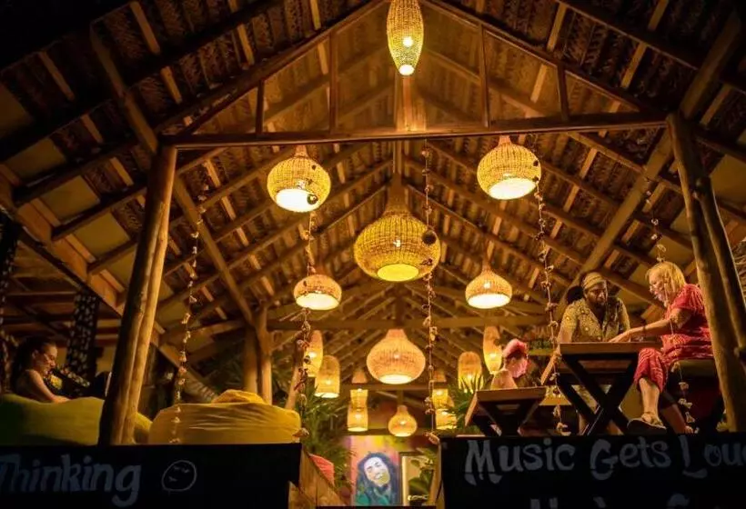 Backpack Beach Hostel & Reggae Bar