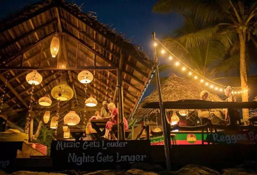 Backpack Beach Hostel & Reggae Bar