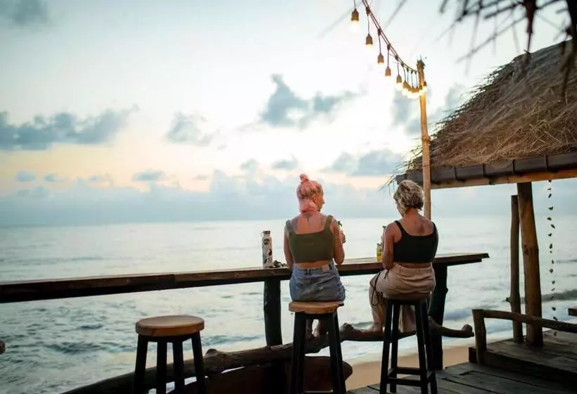 Backpack Beach Hostel & Reggae Bar