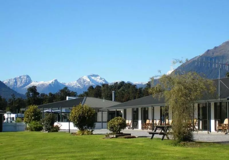 Отель Heritage Park Lodge