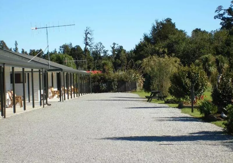 Отель Heritage Park Lodge