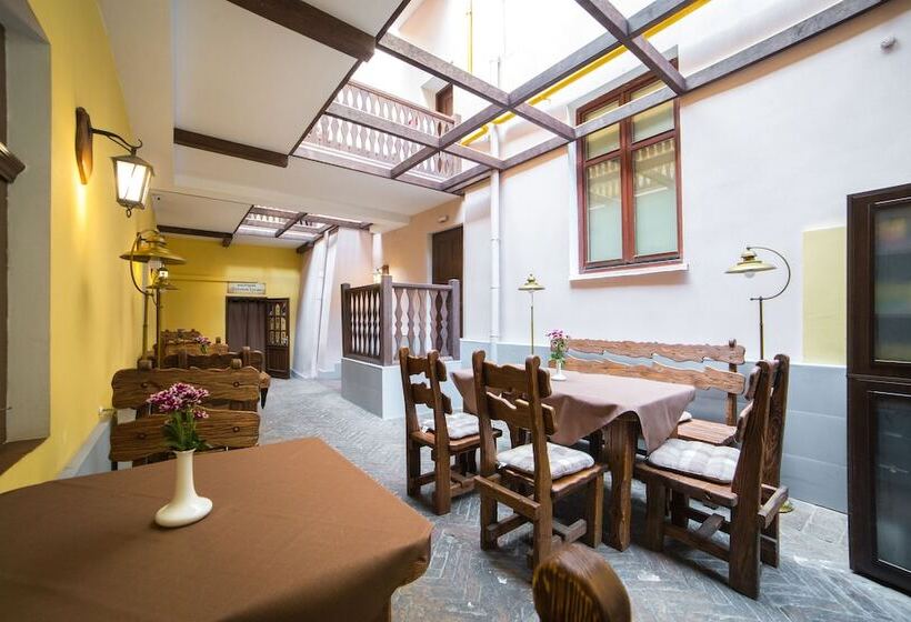 هتل Optima Collection Medievale Lviv