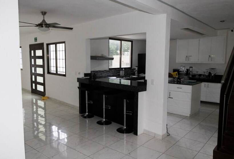 בית מלון כפרי Hostal Tokio Hostel