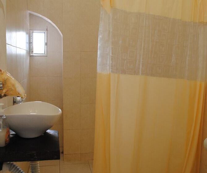 בית מלון כפרי Lobo Inn   Hostel