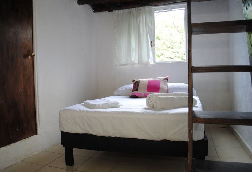 בית מלון כפרי Lobo Inn   Hostel