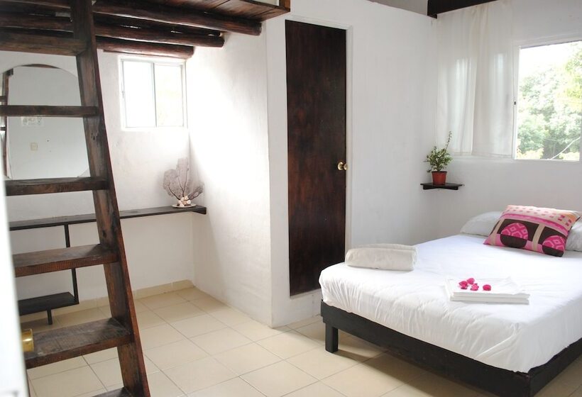 בית מלון כפרי Lobo Inn   Hostel