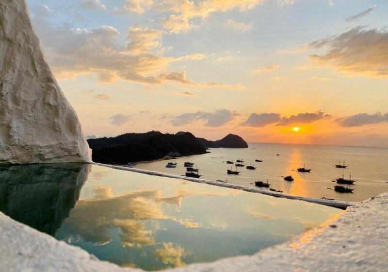 Loccal Collection Hotel Komodo