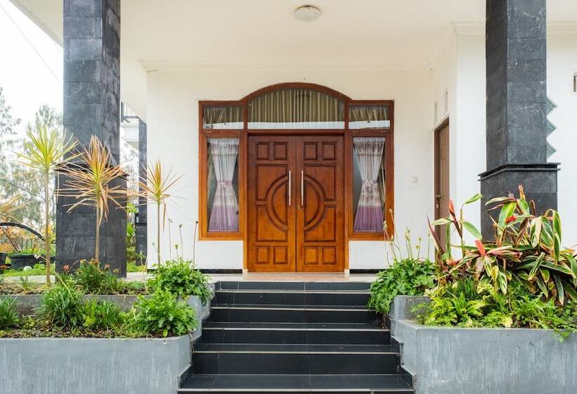 Otel Anugrah Bromo Homestay By Oyo Rooms
