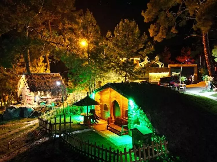 هتل Hobbitton Village