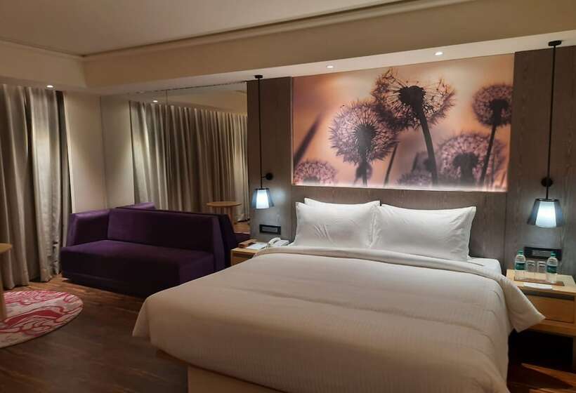 Hotel The Gaurs Sarovar Premiere