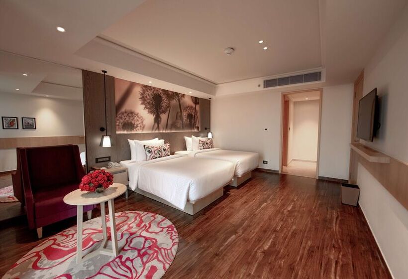 Hotel The Gaurs Sarovar Premiere