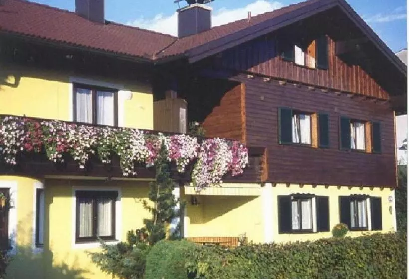 ホテル Haus Kernstock