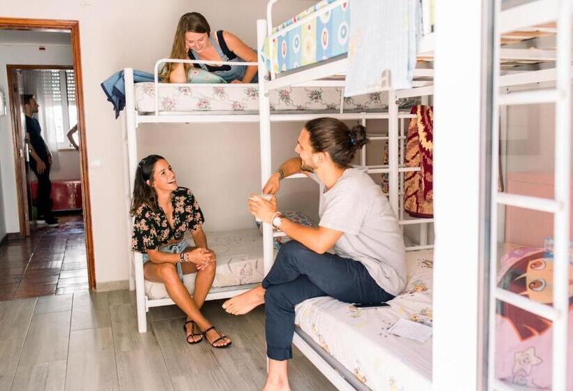 هتل Rising Cock Party Hostel