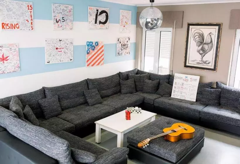 هتل Rising Cock Party Hostel