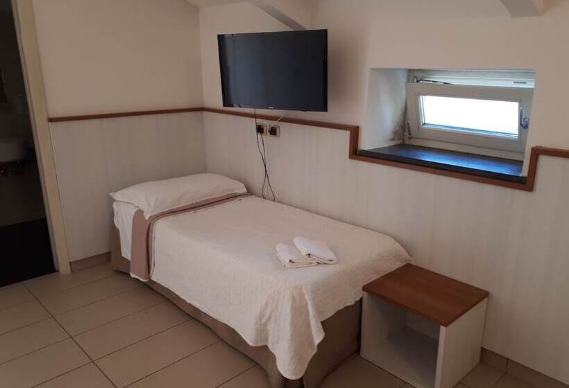 Seven Hostel & Rooms