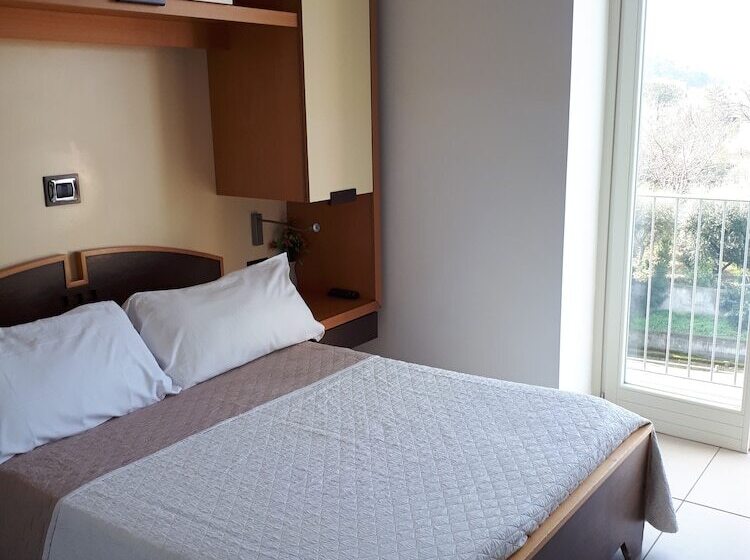 Seven Hostel & Rooms