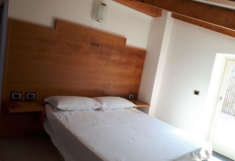 Seven Hostel & Rooms