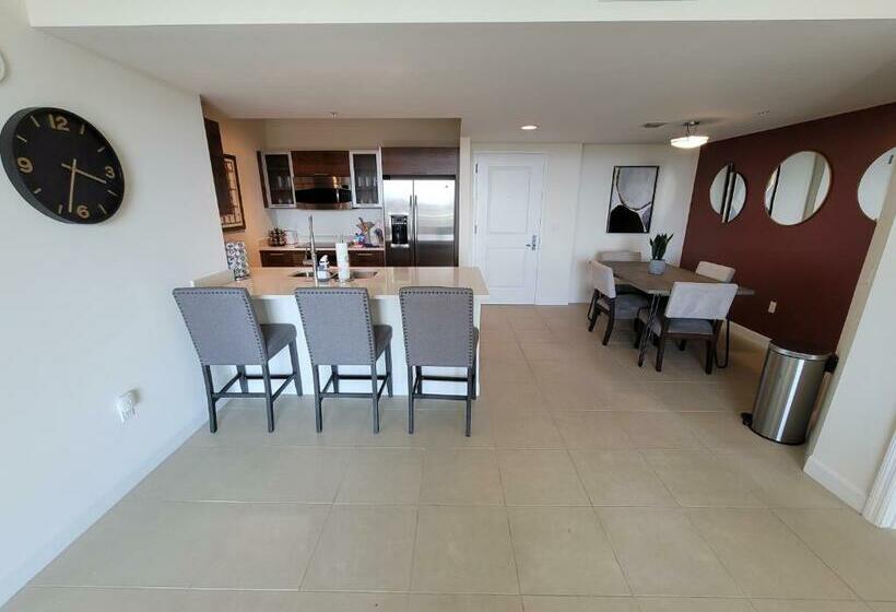 2br2bd, Downtown, Cal King