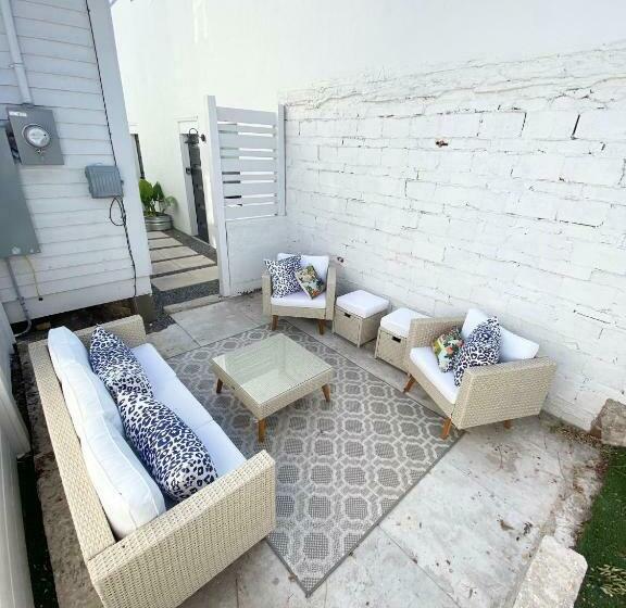 فندق The Pink Room At Emily S On The Island