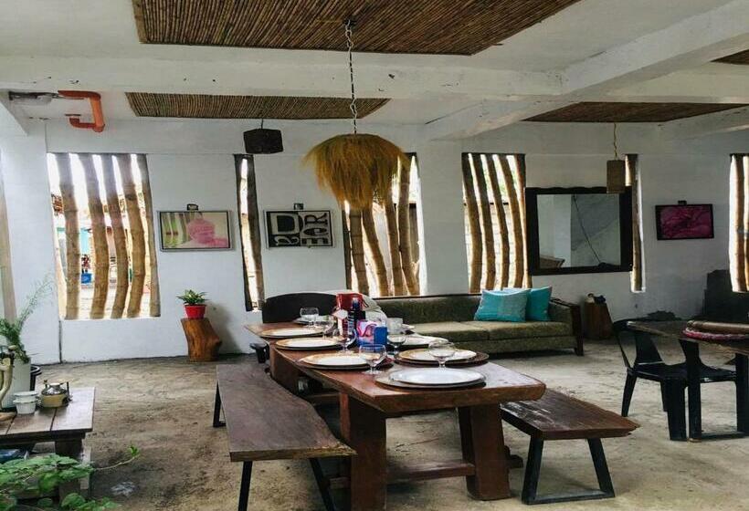 Otel Half Moon Village And Beach House