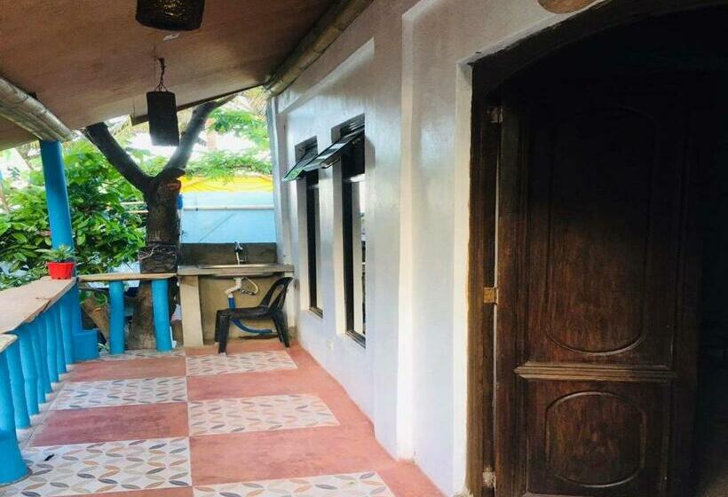 Otel Half Moon Village And Beach House