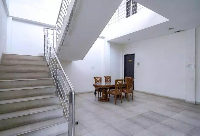 Hotelli Reddoorz @ Avros Guest House Medan