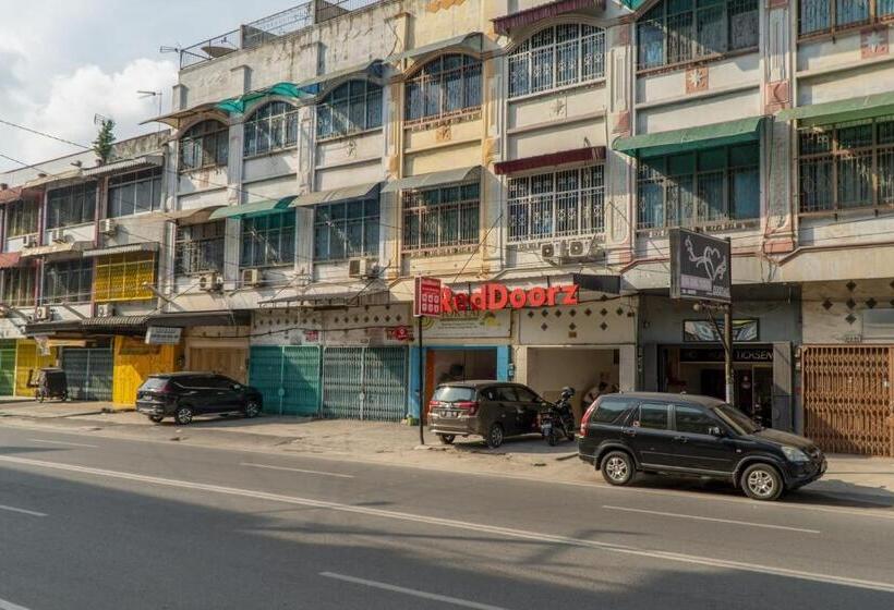 فندق Reddoorz @ Jalan Wahidin Medan