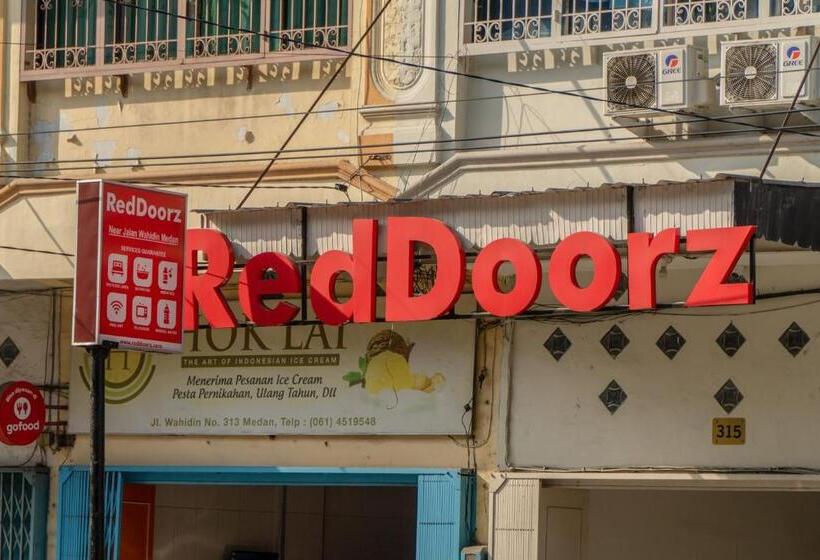فندق Reddoorz @ Jalan Wahidin Medan
