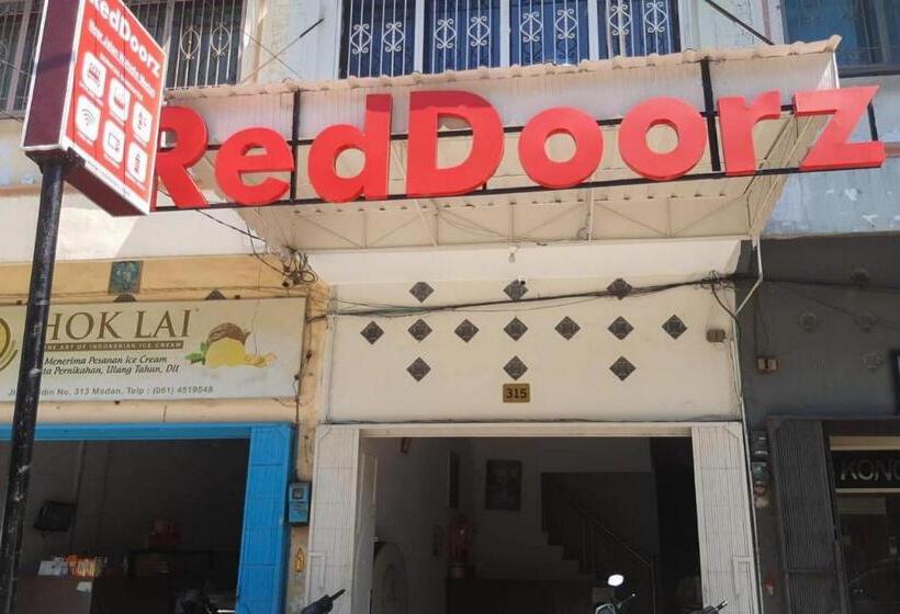 فندق Reddoorz @ Jalan Wahidin Medan