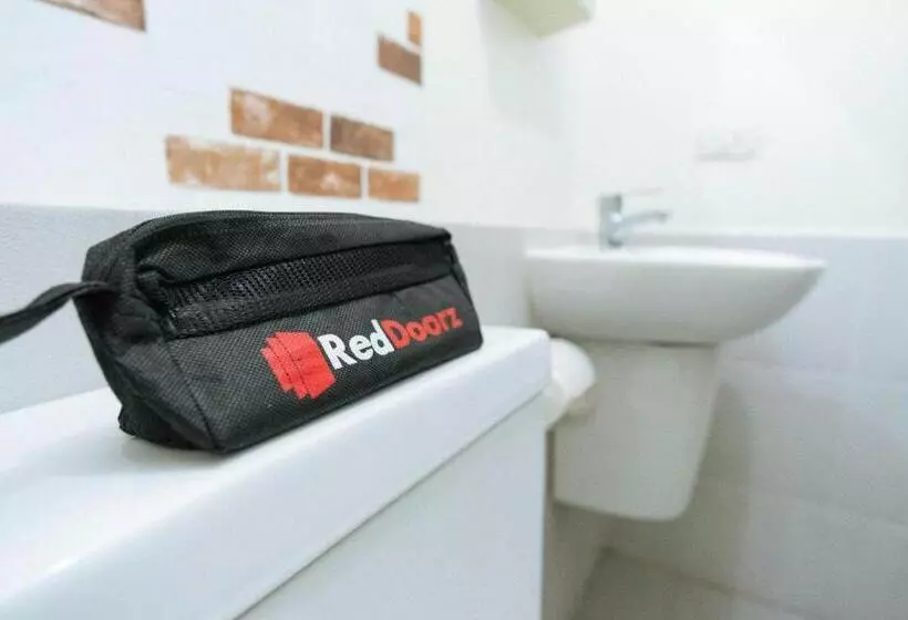 Hotelli Reddoorz Syariah @ Jalan Pangeran Antasari 4