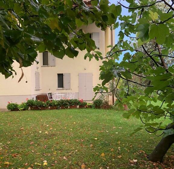 تختخواب و صبحانه Acero Giallo