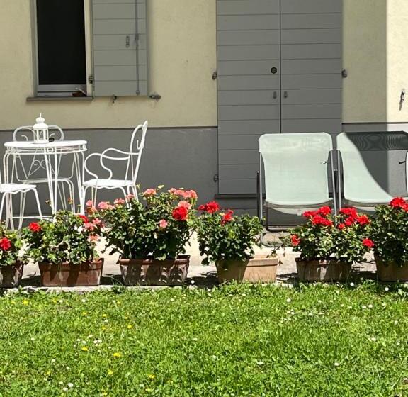 تختخواب و صبحانه Acero Giallo