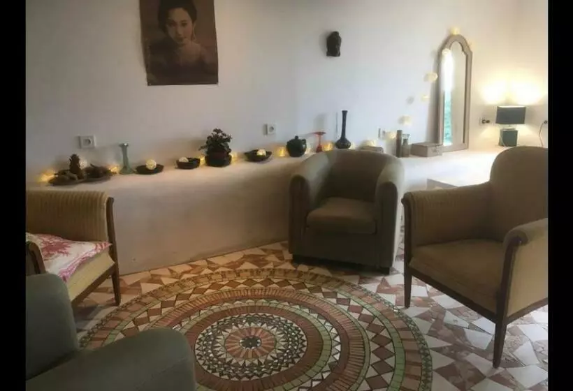 Aamiaismajoitus (B&B) Chez Alice,simplicité Et Petite Piscine