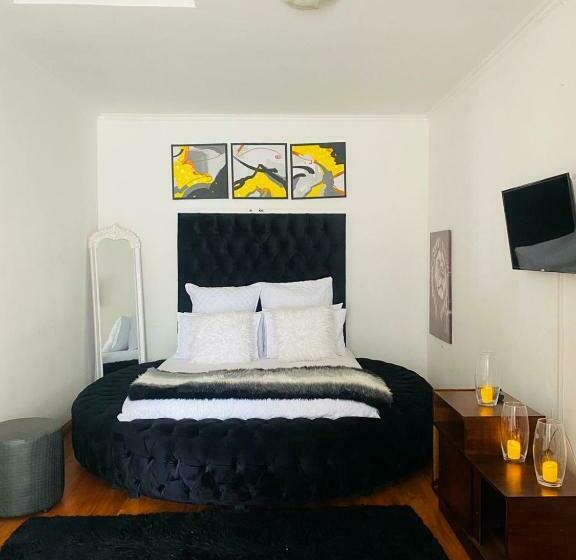 تختخواب و صبحانه Selina Airport Lodge #emzini