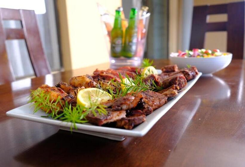 تختخواب و صبحانه Selina Airport Lodge #emzini